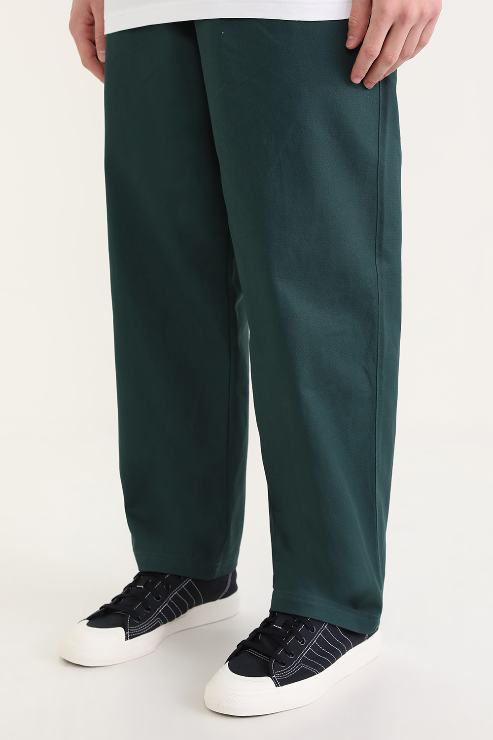 תמונת כל הלוק של סניקרס ניצה מקנבס